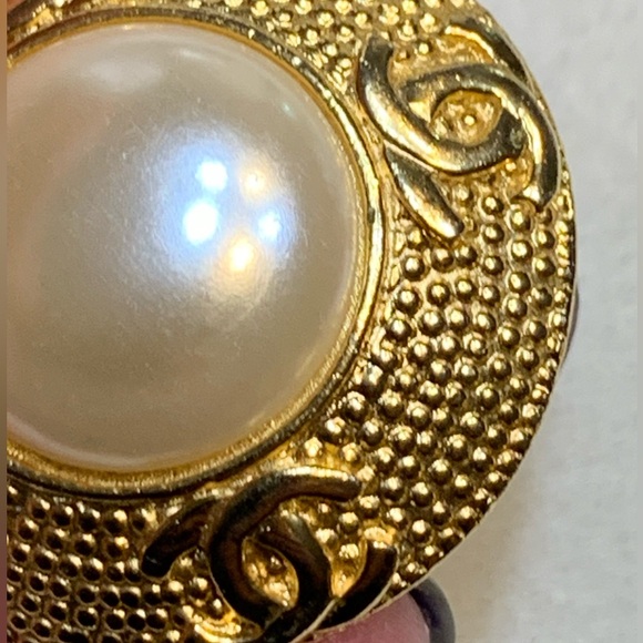 Chanel Vintage Faux Pearl Gold Metal Clip on Earrings - Picture 4 of 5